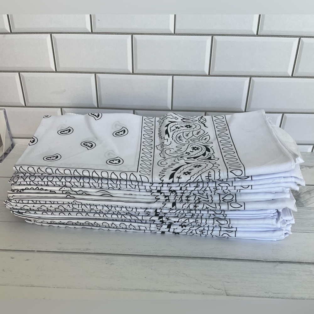 Bandanna Set 28 Piece 21.5/21.5  White/ Black Super Cute! Unisex